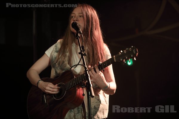ANNA B SAVAGE - 2025-04-13 - PARIS - Petit Bain - 